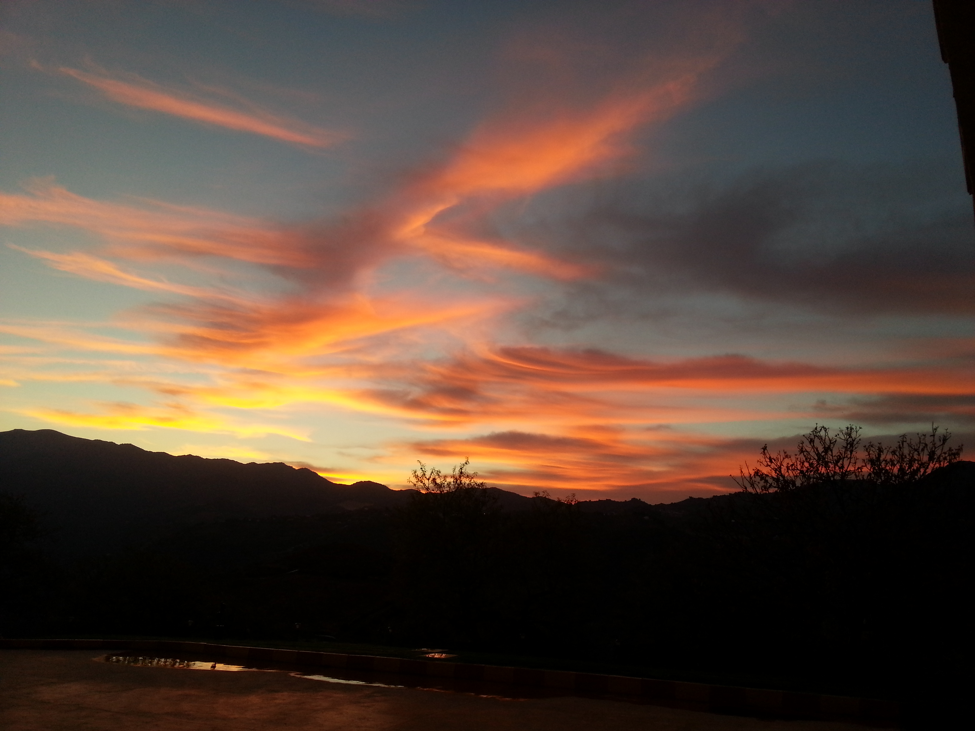 Al atardecer, las nubes toman un color rojizo, debido al ángulo de los rayos del sol, dando lugar a bellas puestas de sol