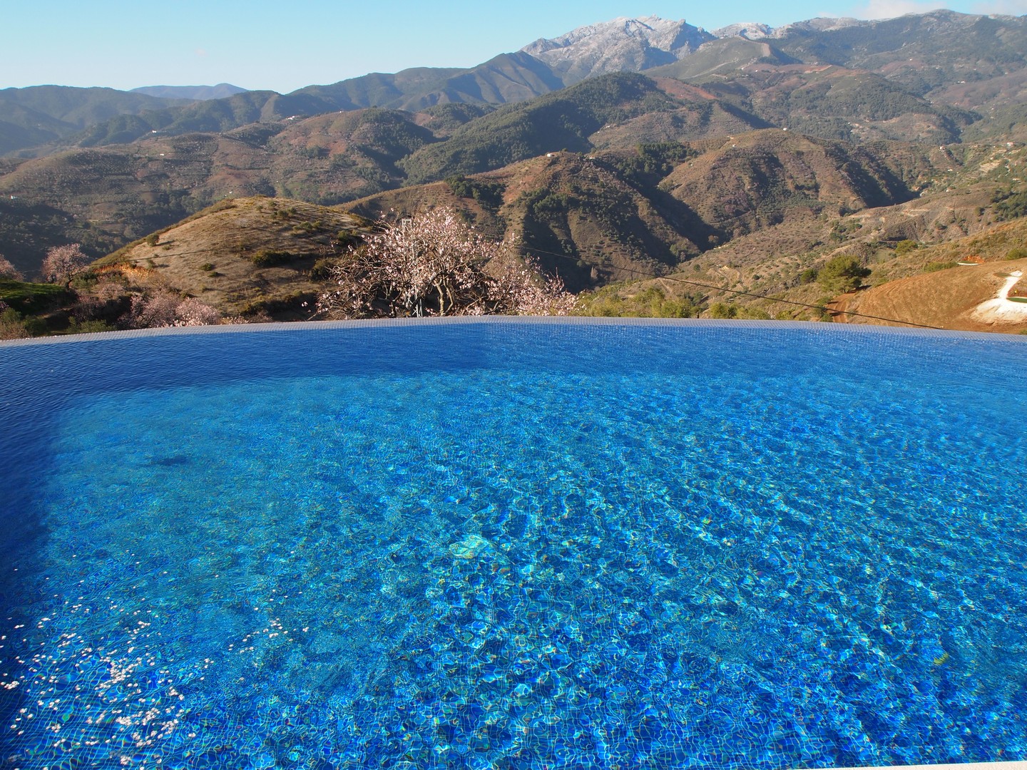 Espectacular piscina con efecto infinity para refrescarse en los días más calurosos