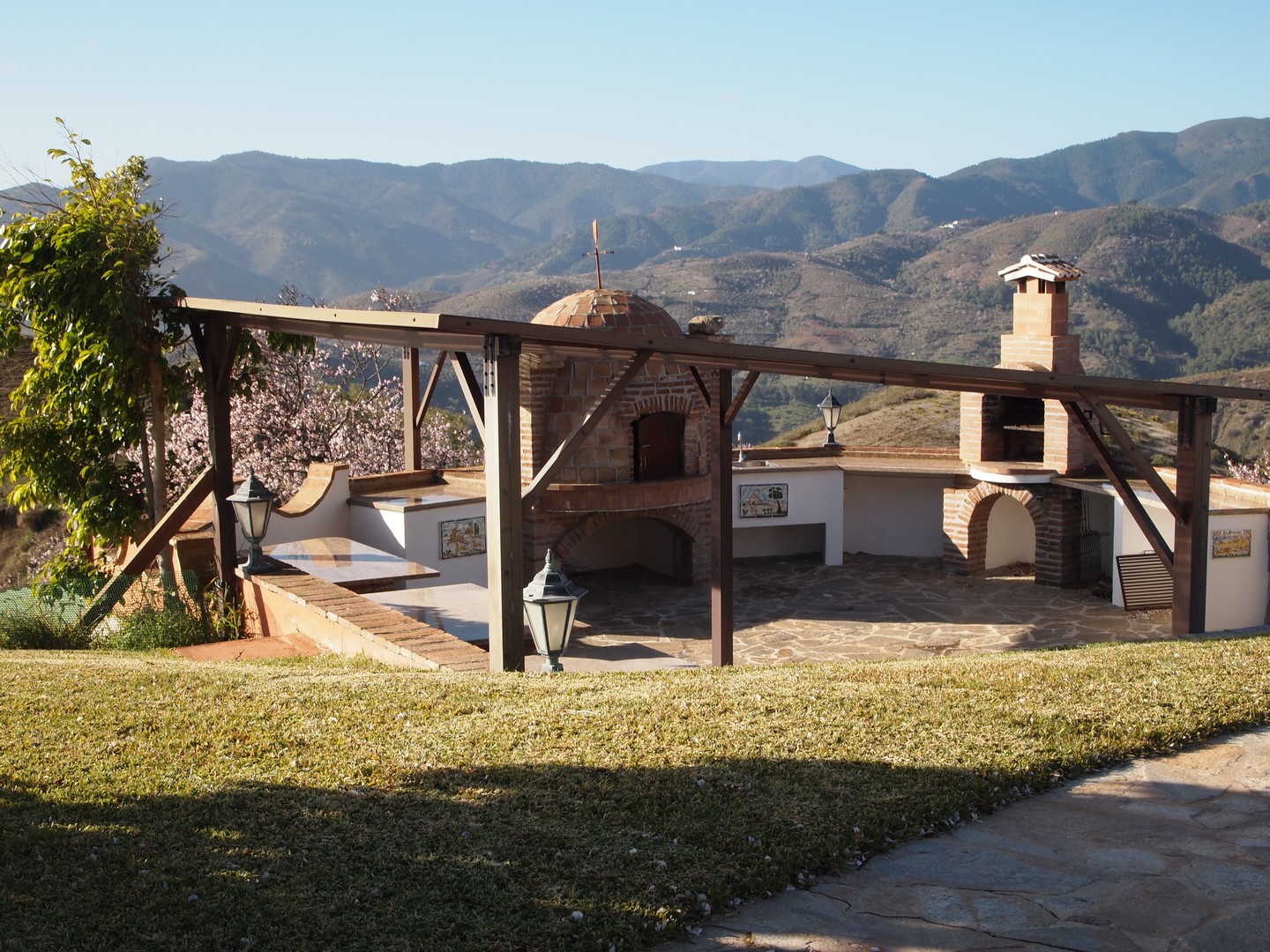 Amplia zona de Barbacoa adyacente a la piscina. Totalmente cubierta y con construccion tradicional.