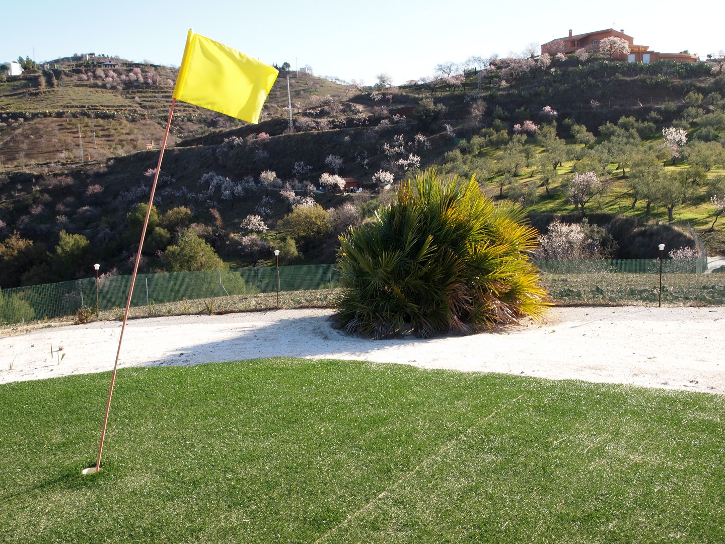 Dentro de la finca hay Campo de prácticas pitch&put de 9 hoyos. Rudimentario pero muy divertido

 