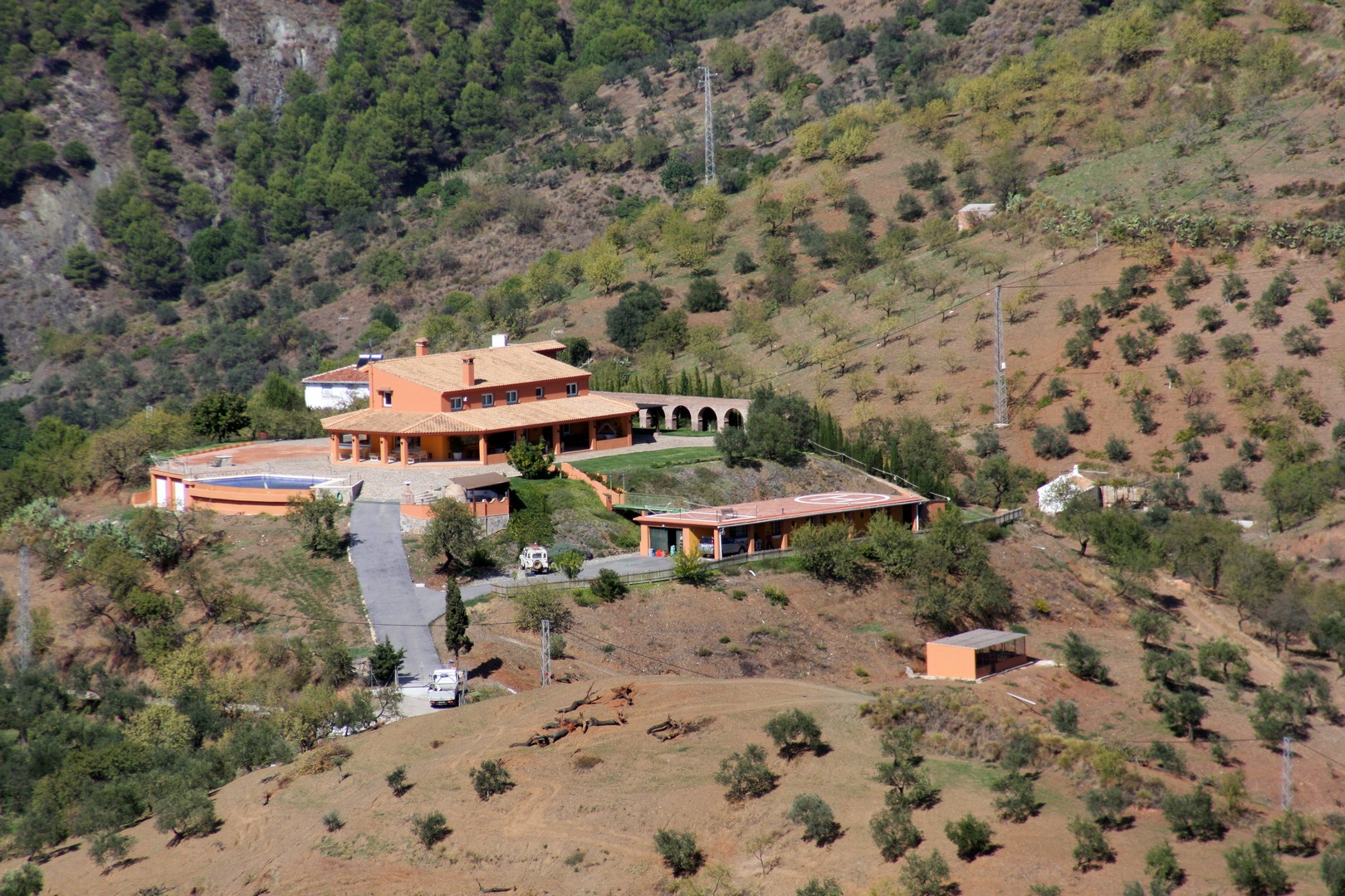 La vivienda principal se haya en lo alto de la montaña dominando la situación y con unas impresionantes vistas